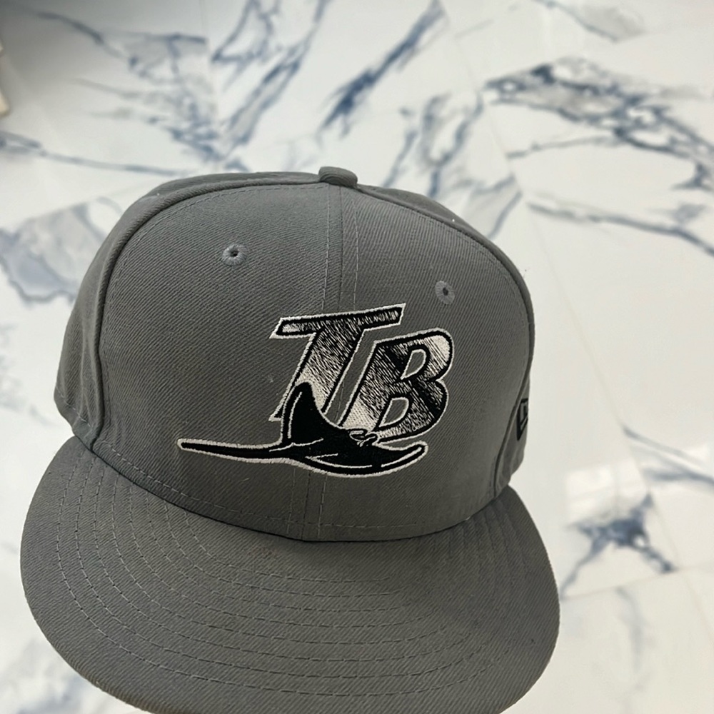 Tb hat